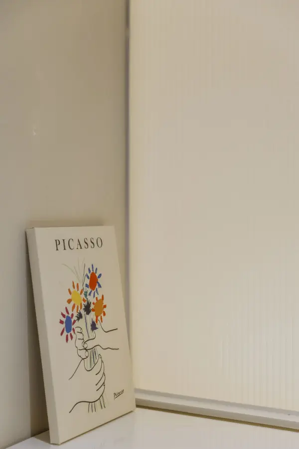 피카소 아트워크로 완성한 감각적인 미니멀 라운지